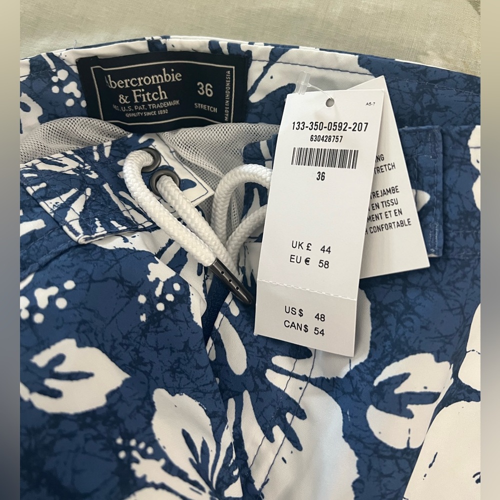 Abercrombie & Fitch Navy Floral Swim Trunks Men’s size 36 New with tags